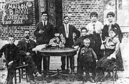Een familiefoto genomen in 1917 met Benoni en Ernest Boon